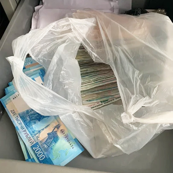Пакет с деньгами