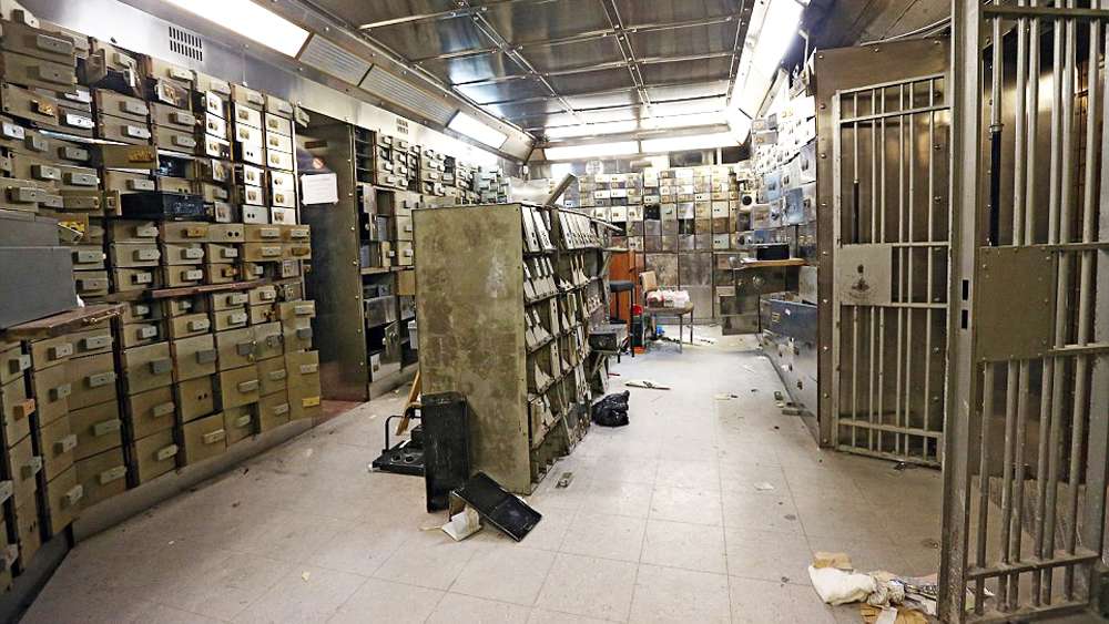 Депозитное хранилище после массового взлома Депозитное хранилище после массового взлома