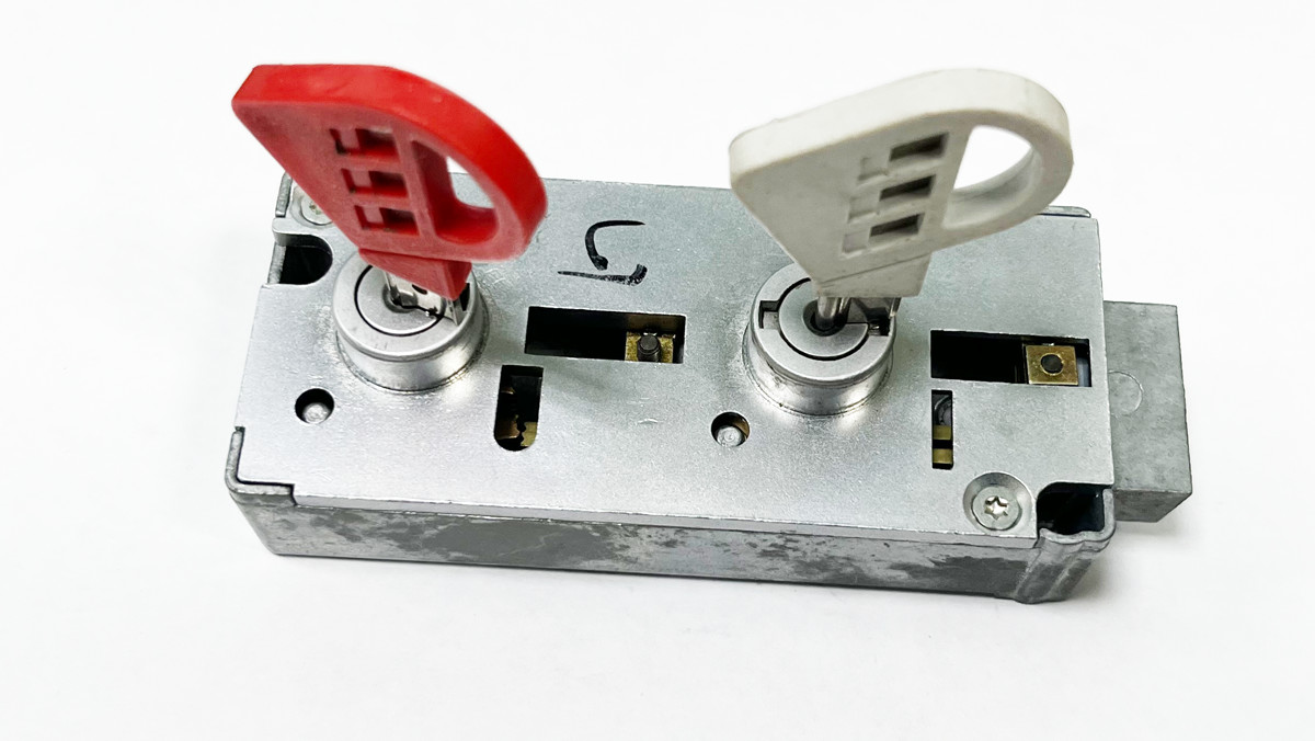 Замок для депозитных ячеек с универсальным банковским ключом Замок для депозитных ячеек с универсальным банковским ключом