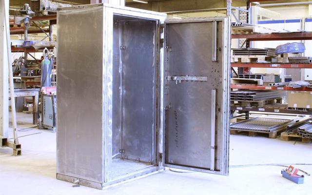 Модульный сейф в процессе производства