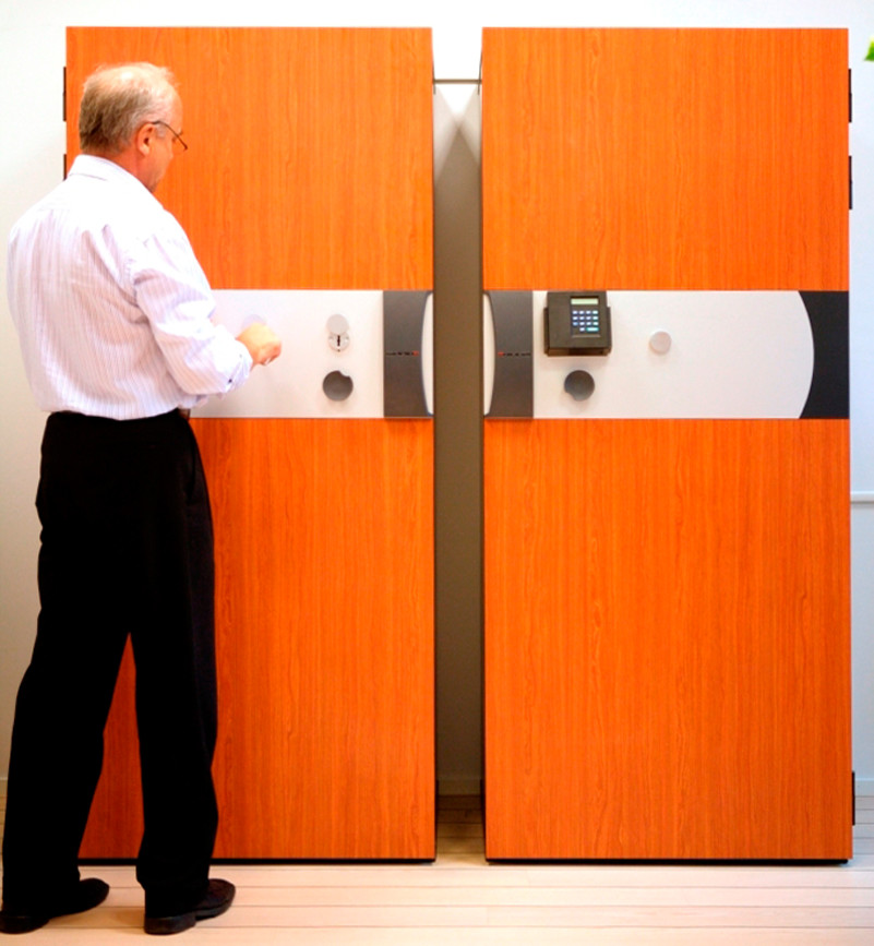 Право и левосторонний сейфы