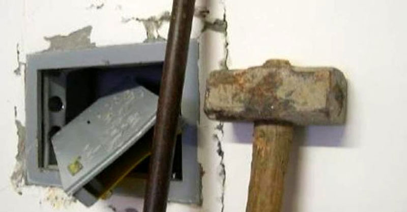 Взломанный встроенный в стену сейф